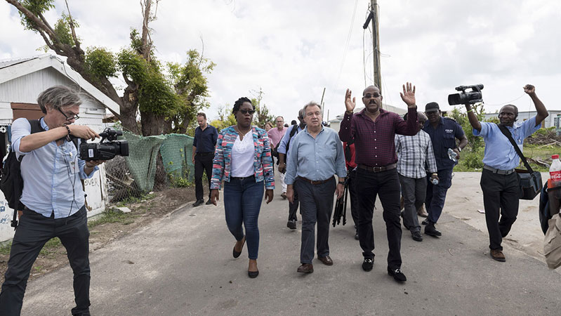 El Secretario General António Guterres visita Antigua, Barbuda y Dominica para evaluar los daños causados por el huracán y las necesidades de recuperación.