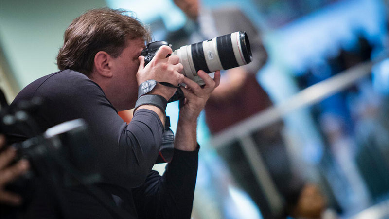 El fotógrafo de la ONU Evan Schneider cubriendo un encuentro con la prensa fuera del Salón del Consejo de Seguridad en la sede de la ONU.