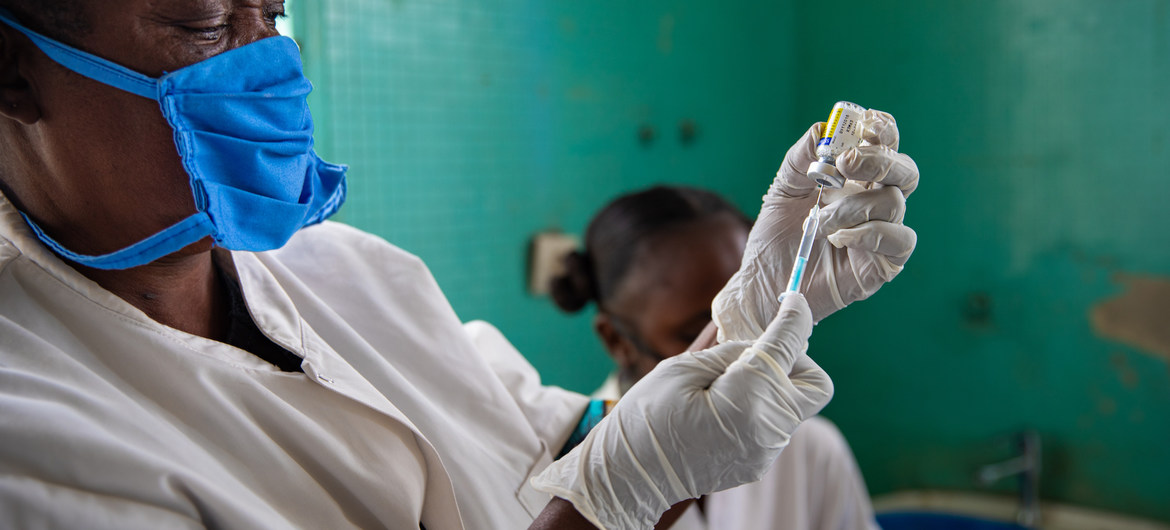 preparing vaccine injection