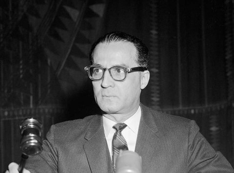 Humberto Calamari de Panamá, preside una reunión en 1958.