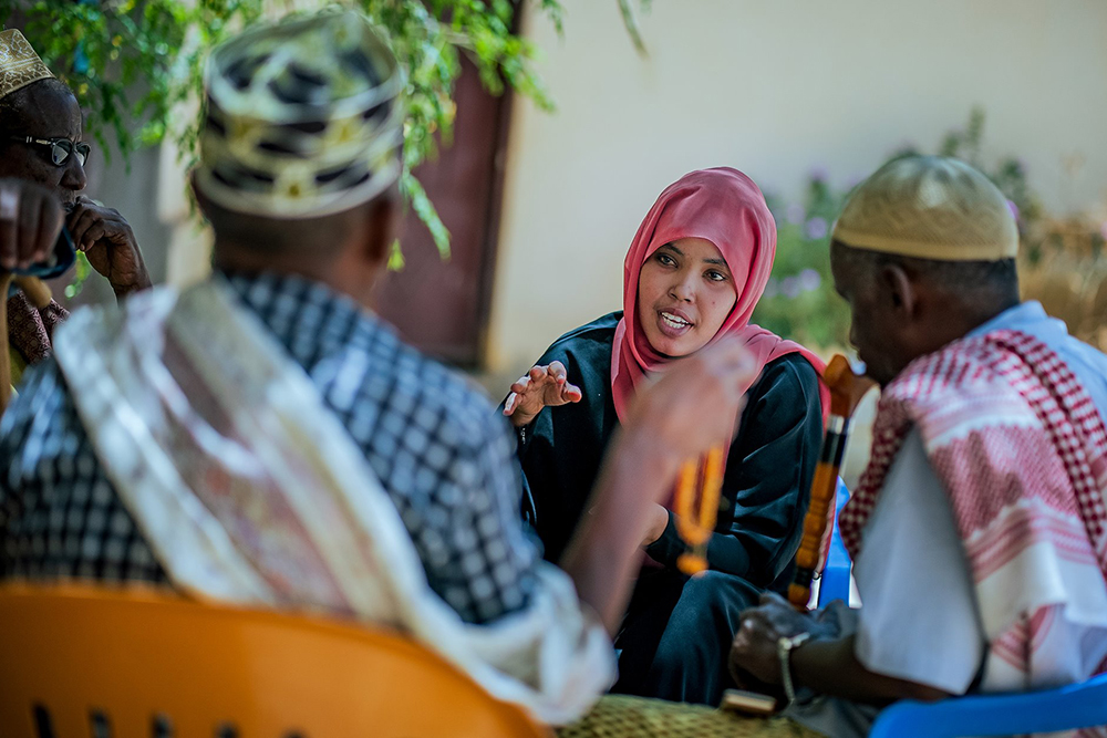 Khowlá Mohamed mediates a dispute with elders