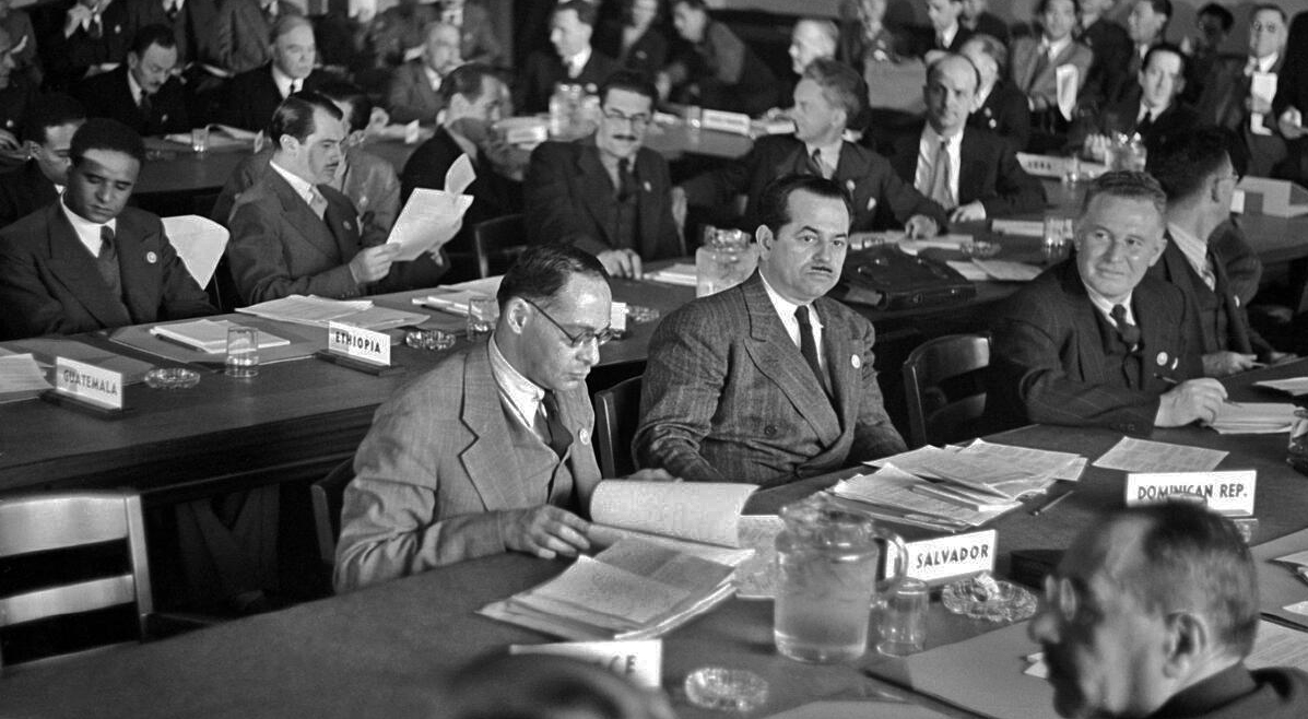 Una reunión del Comité Directivo con aproximadamente 30 representantes en San Francisco en 1945.