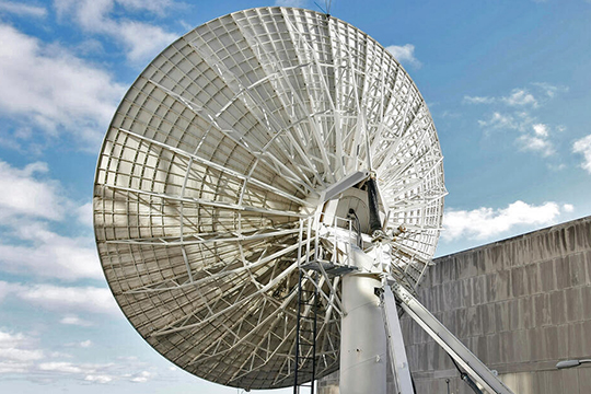 La antena parabólica en la Sede de la ONU bajo un cielo azul.