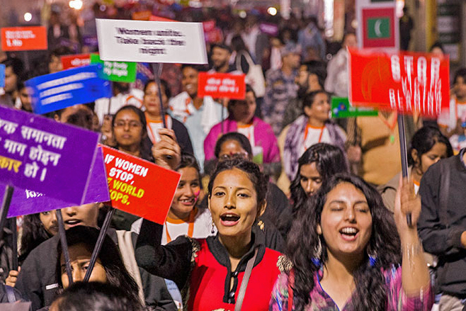 Un gran grupo de mujeres marchando con carteles.