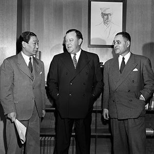 El Secretario General Trygve Lie a la izquierda, Victor Chi-Tsai Hoo en el centro, Ralph Bunche a la derecha, en una foto histórica de la ONU.