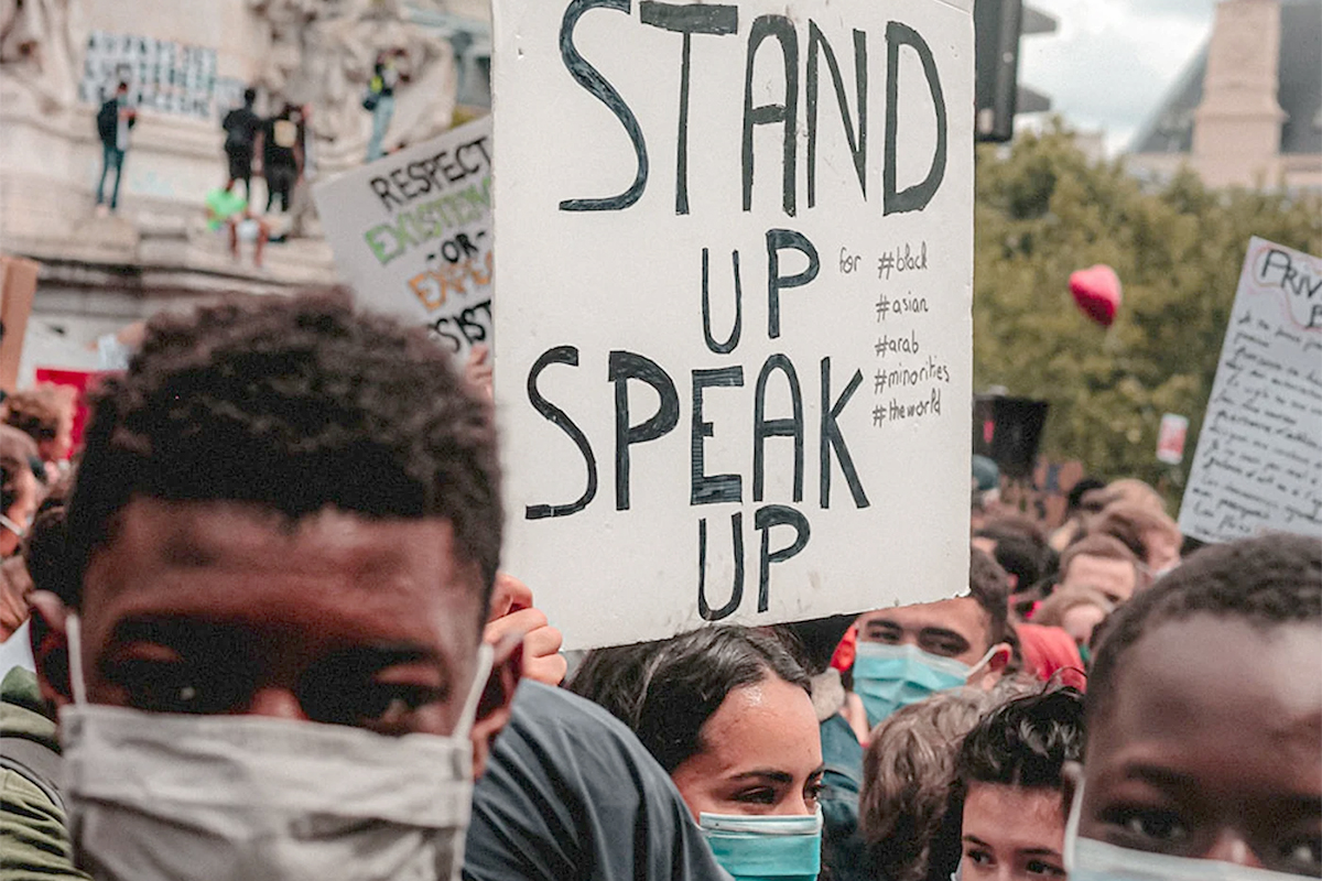 des gens portant des masques qui manifestent