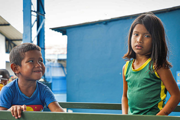 Dos niños sentados en un lugar seguro en Brasil