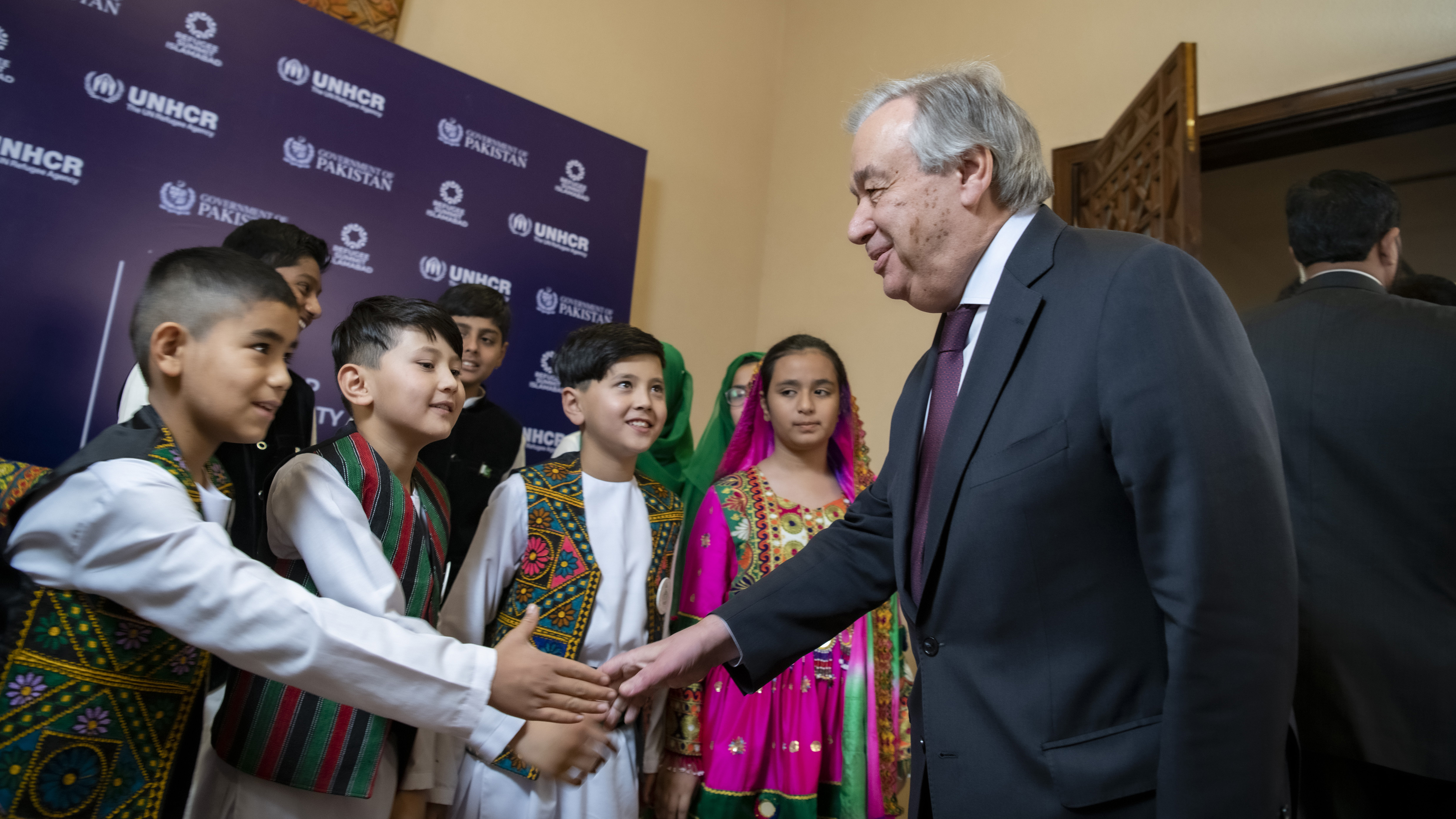 El Secretario General da la mano a unos niños