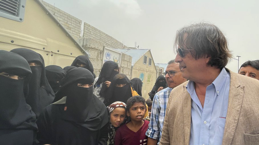 Humanitarian Coordinator for Yemen, David Gressly, visits an IDP site