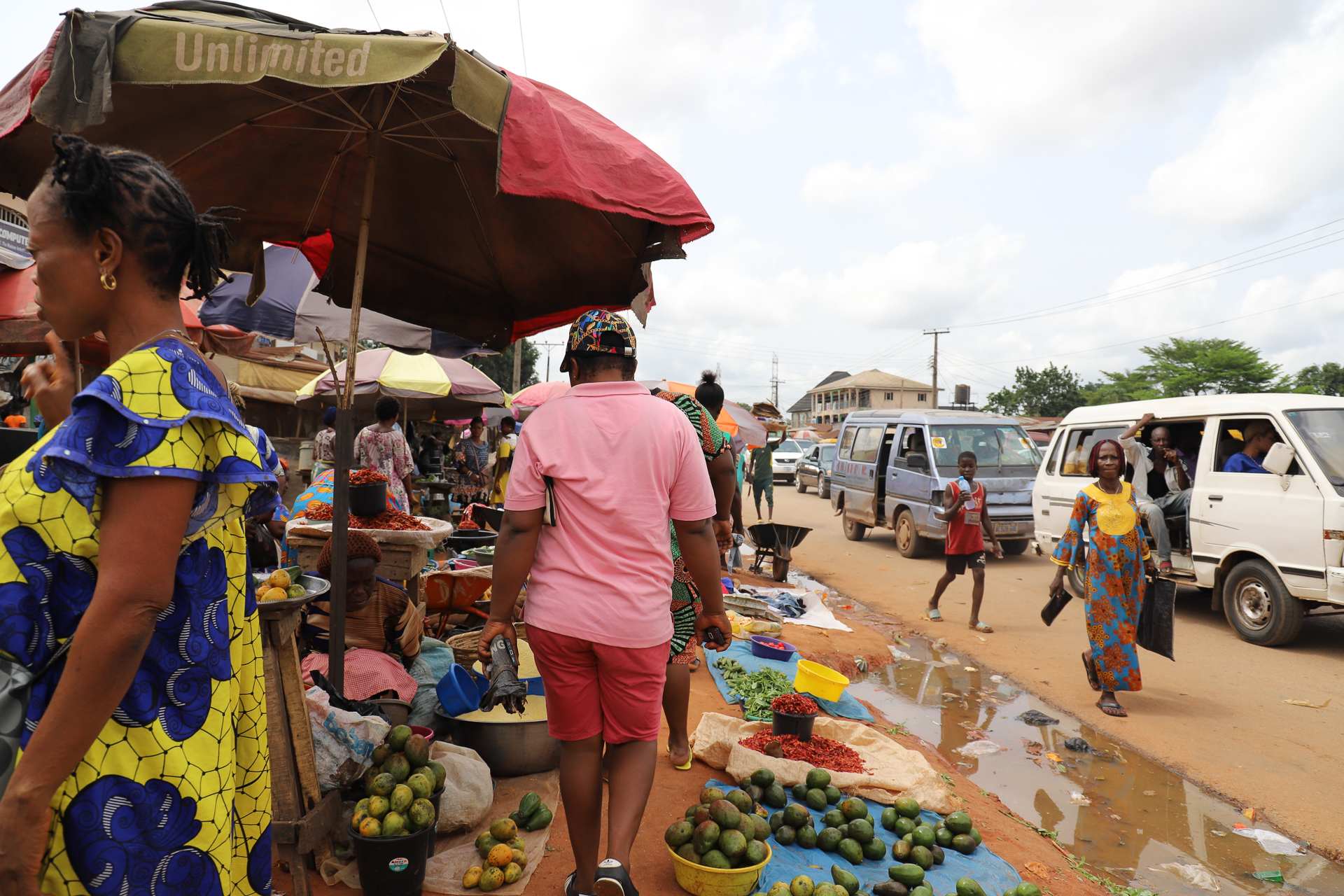 des gens faisant leus courses sur un marché local à Benin City