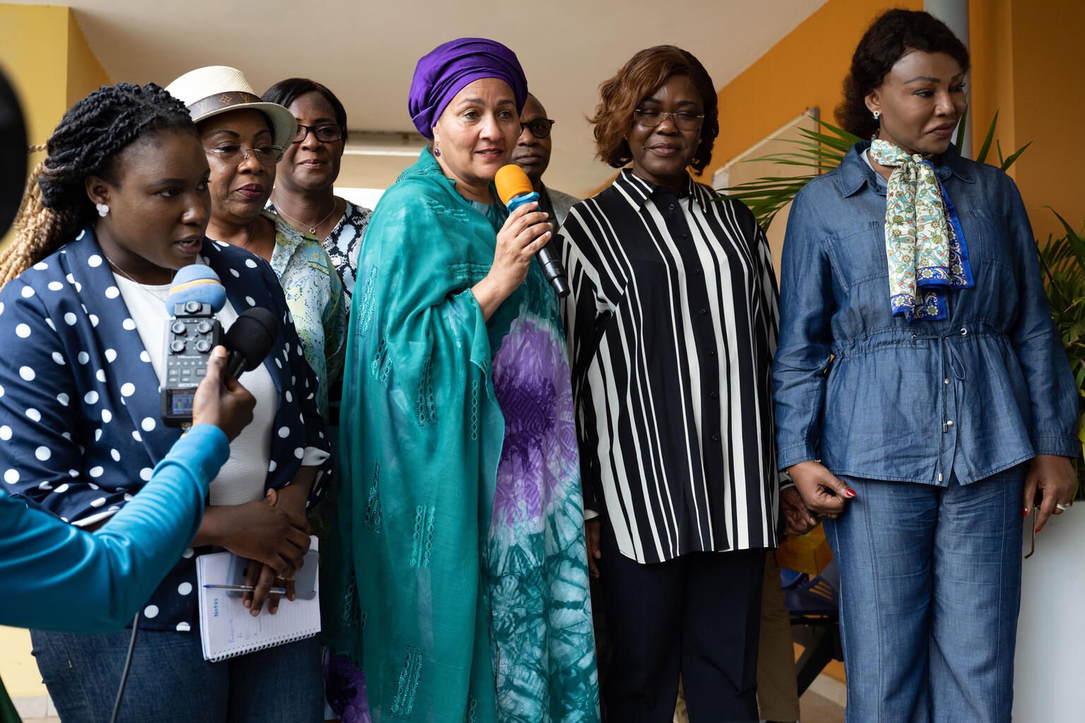 La Vicesecretaria General de la ONU con otras mujeres.