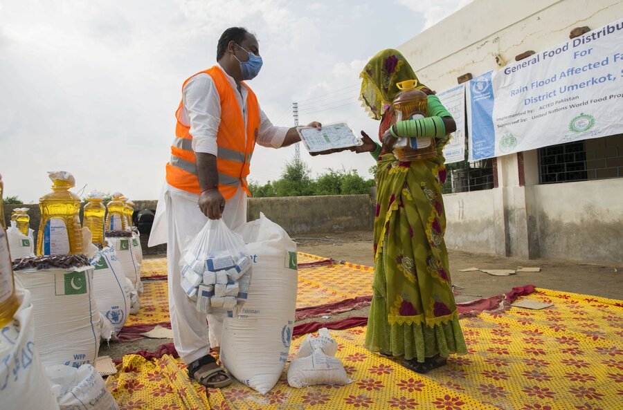 September 2020: WFP distributes rations in the wake of floods, in the district of Umerkot, Sindh.
