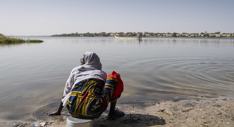 Une femme assise au bord du lac Tchad