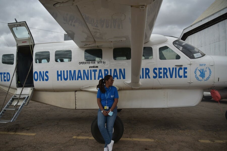 Nomena Ramahefa devant un avion du Programme alimentaire mondial