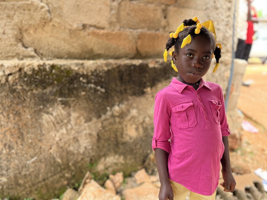 Une fillette devant un point de distribution près des Cayes en Haïti