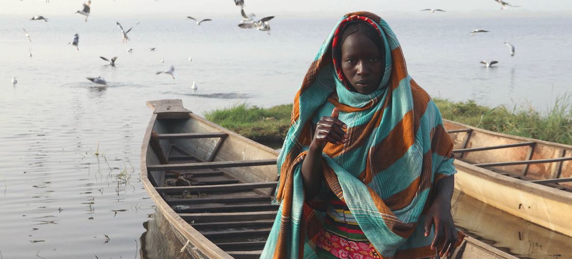 Une femme dans un bateau sur le lac Tchad