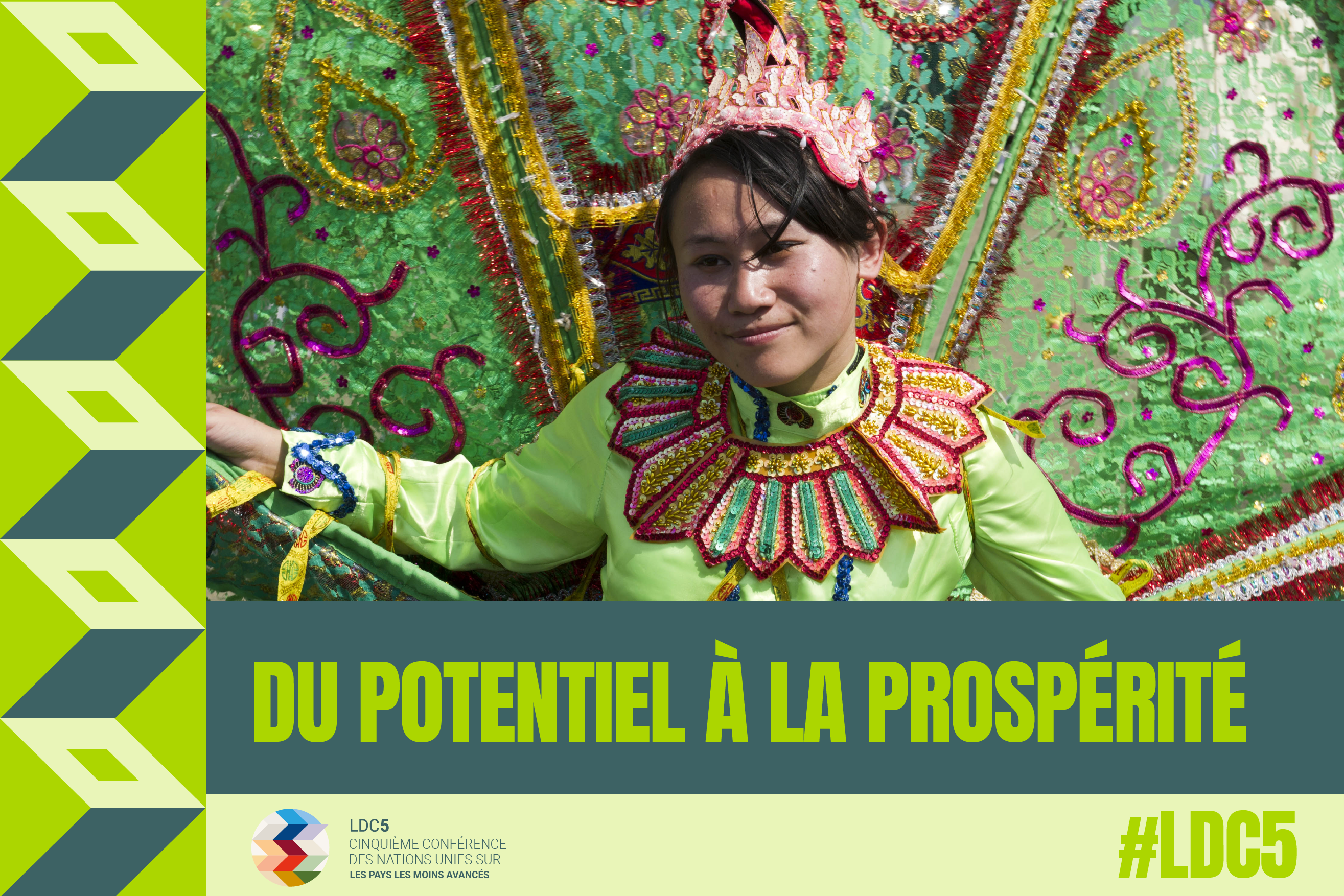 Portrait d'une jeune femme en costume traditionnel et slogan 'du potentiel à la prospérité'