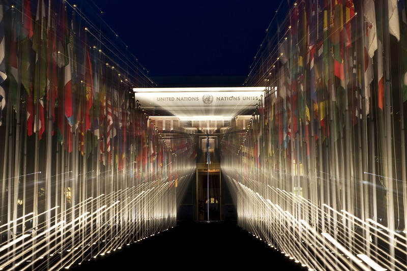 photo de nuit des drapeaux devant le Siège de l'ONU à Genève