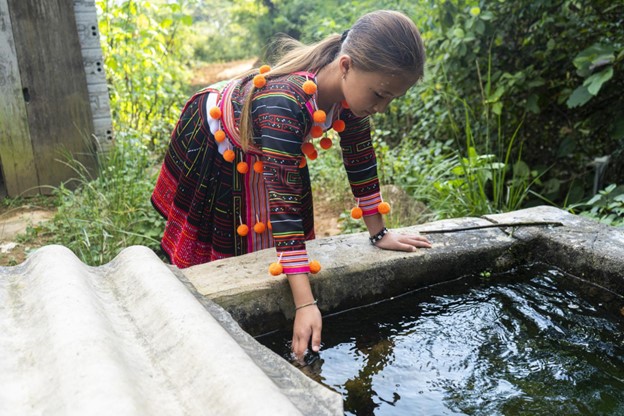 child running hand in water