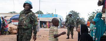 Des soldats de la paix de la MINUSCA patrouillent dans la capitale Bangui.