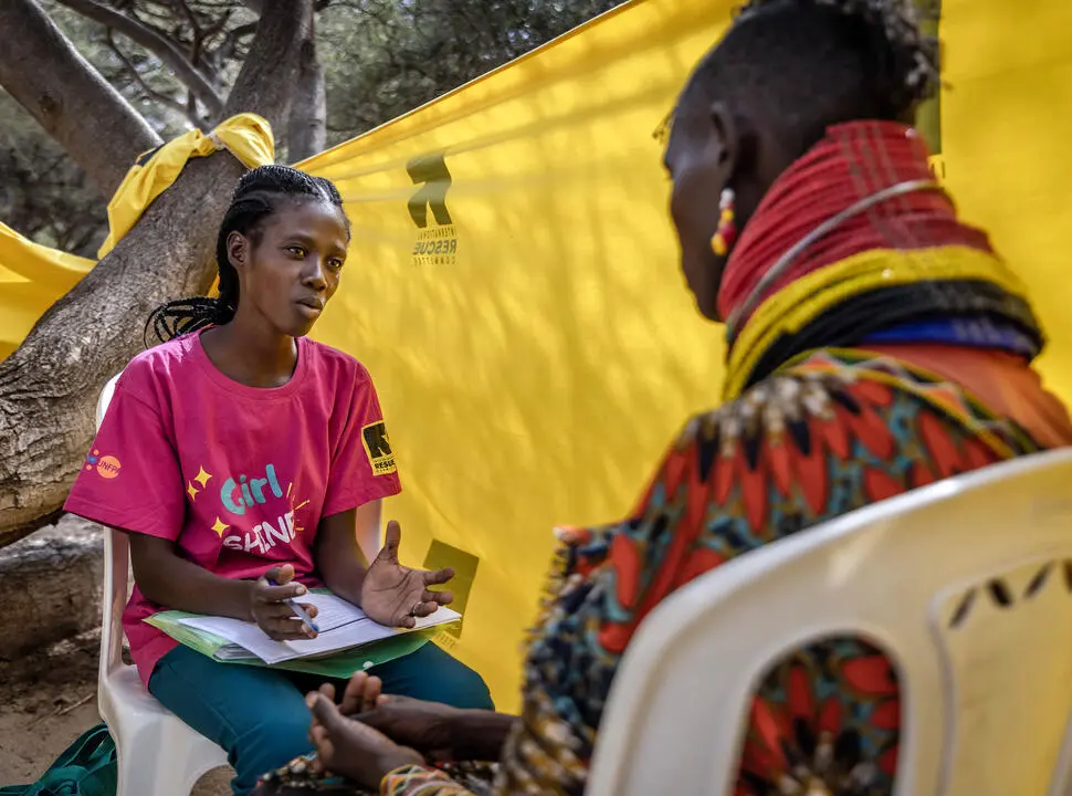 Une conseillère discute de la violence à caractère sexiste avec une femme dans une région isolée touchée par la sécheresse, au Kenya.
