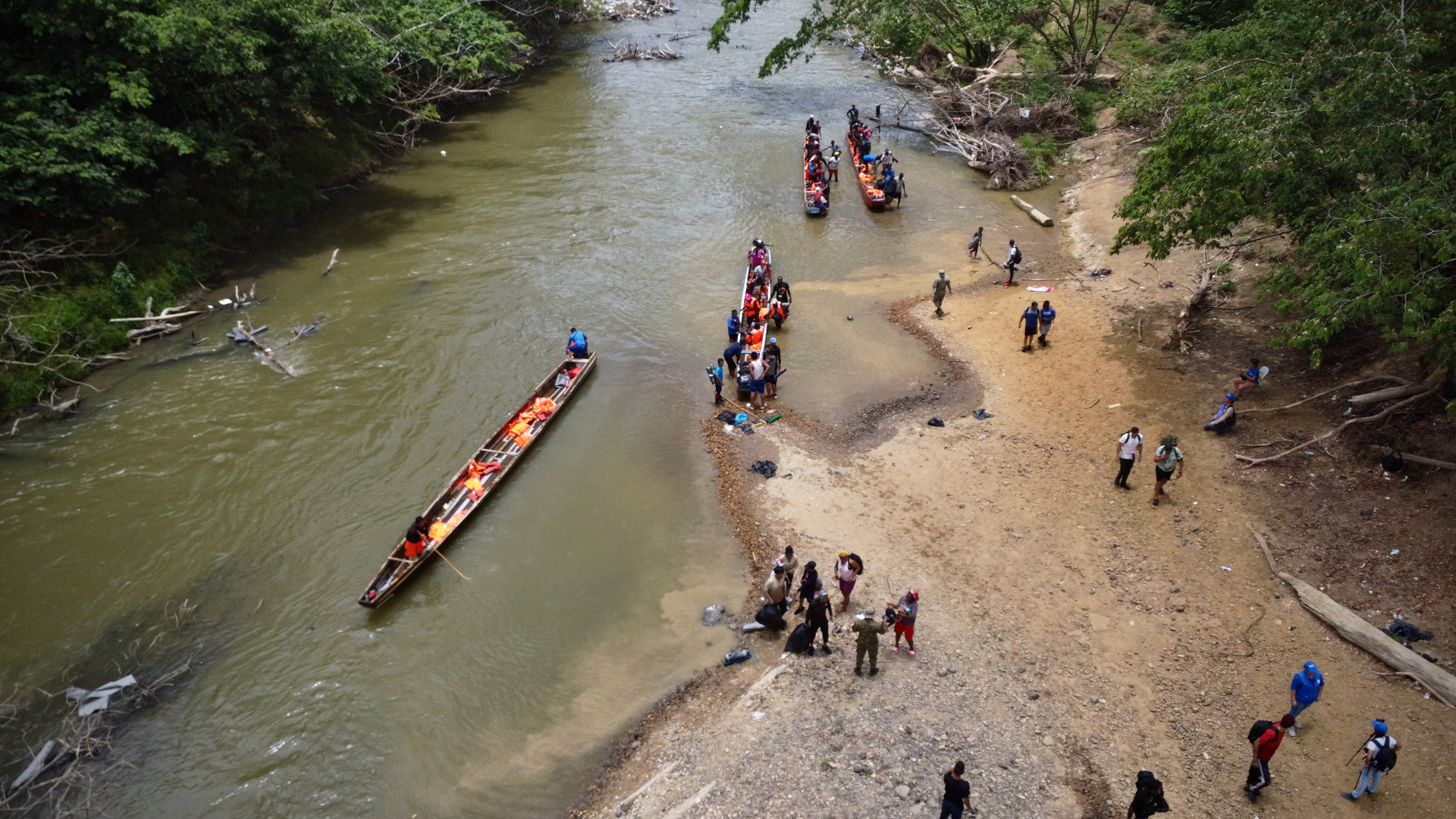 Vue aérienne des migrants arrivant par bateau à Lajas Blancas sur la rivière Chucunaque dans la province du Darien