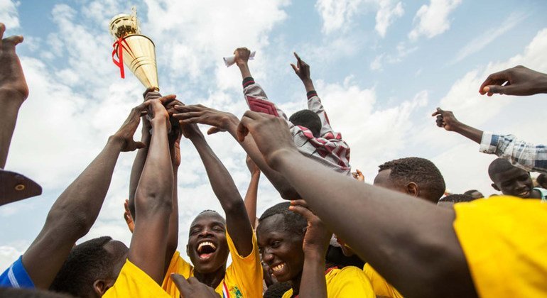 Des joueurs de football célèbrent leur victoire lors d’un match dans le camp de déplacés de Zam Zam au Darfour