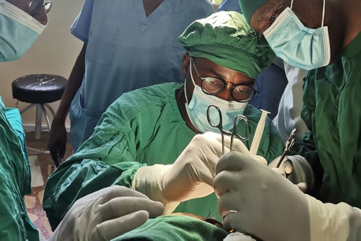 Dr. Paul Musoba, jeune chirurgien spécialiste de la fistule à l'hôpital général de Solwezi, dans la province du Nord-Ouest de la Zambie, en train d'opérer une fistule
