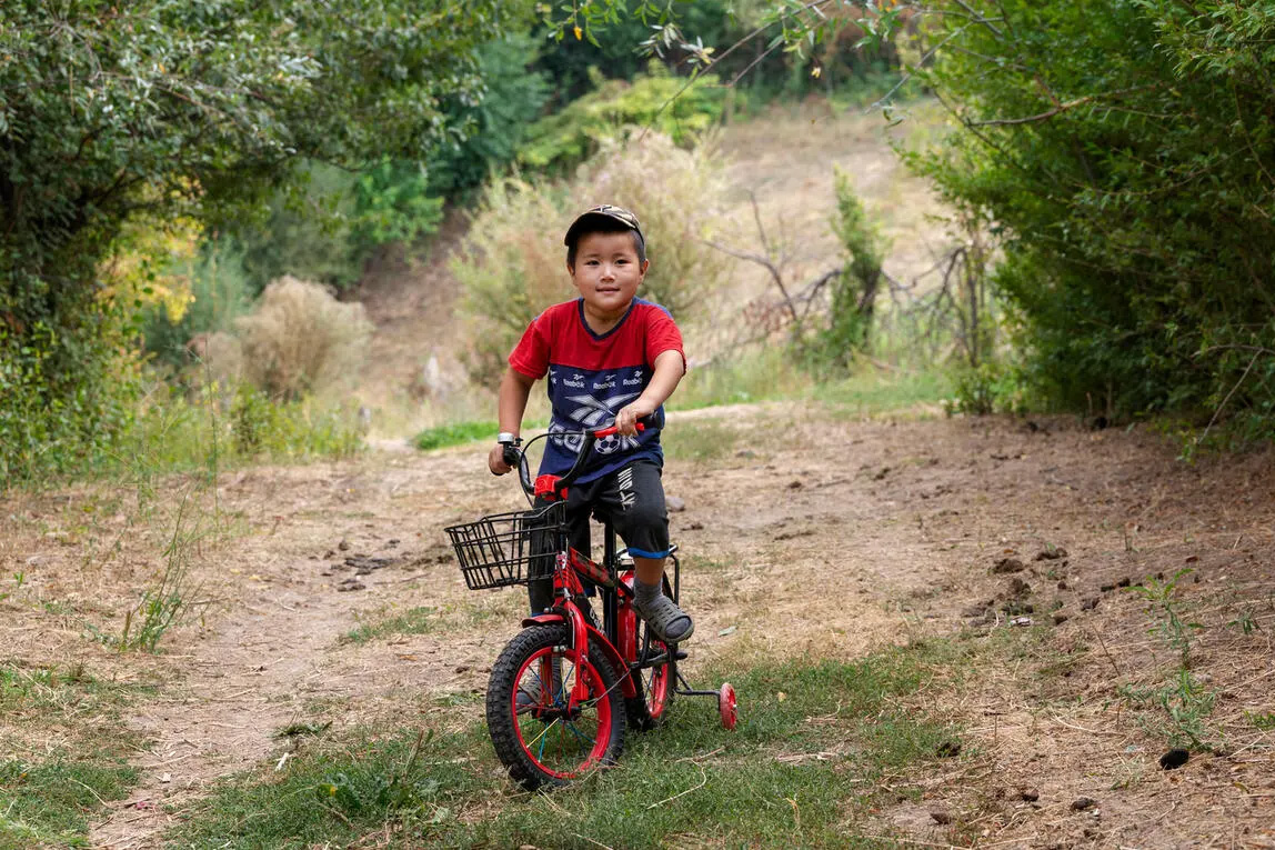 Un garçon sur un vélo avec des petites roues