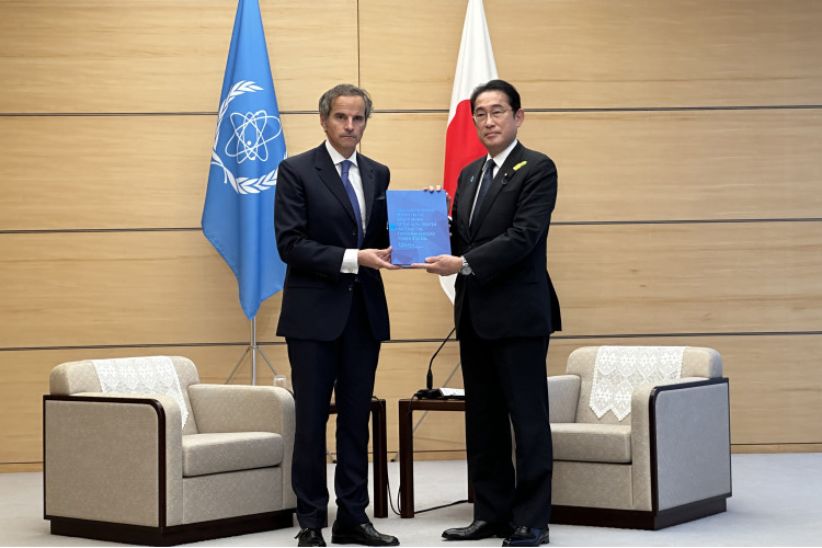 IAEA Director General Rafael Mariano Grossi and Japanese Prime Minister holding an agreement Fumio Kishida