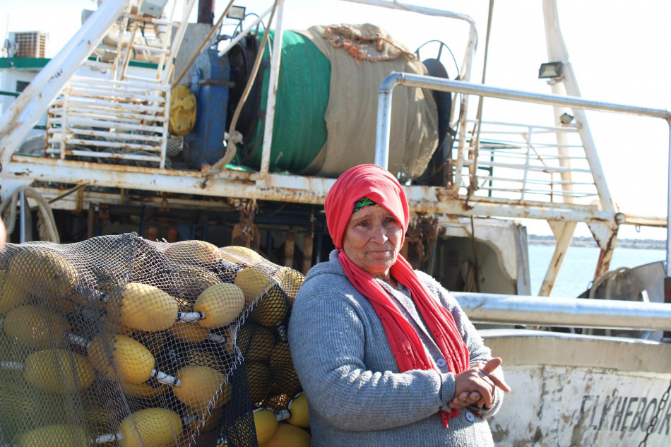 Portrait  Mabrouka-Ayadi, veuve de 70 ans, appuyée sur des lignes de pêche. 