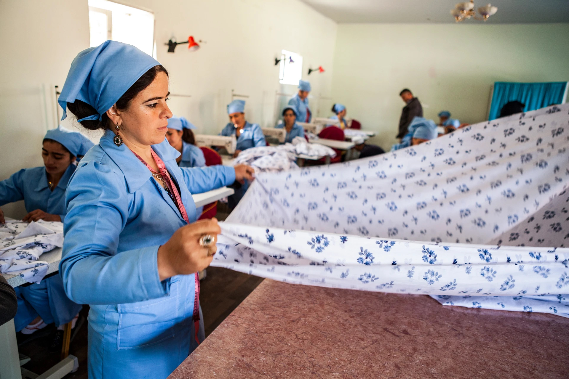 Des femmes travaillant dans une usine textile. 