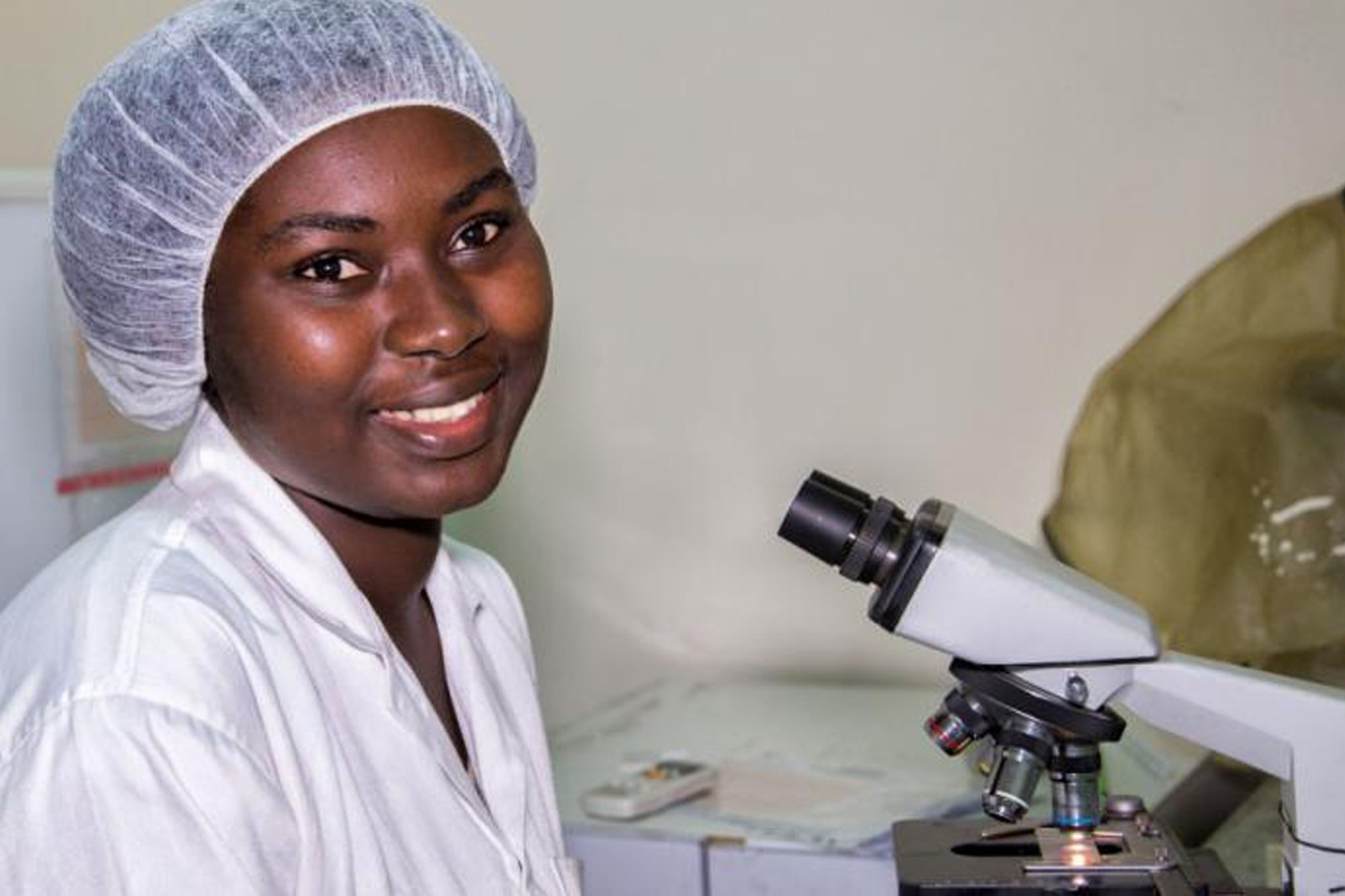 An Ivorian scientist in her lab.
