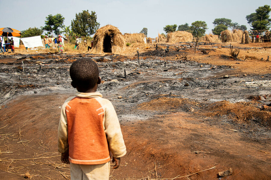 Un garçon observe les dégâts causés par le feu dans un camp de personnes déplacées par le conflit dans la province du Sud-Kivu, en RDC