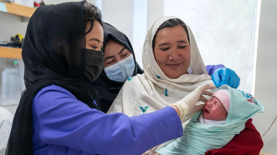 Des apprenties sages-femmes prennent part à une formation pratique à l'hôpital de la province de Bamyan.