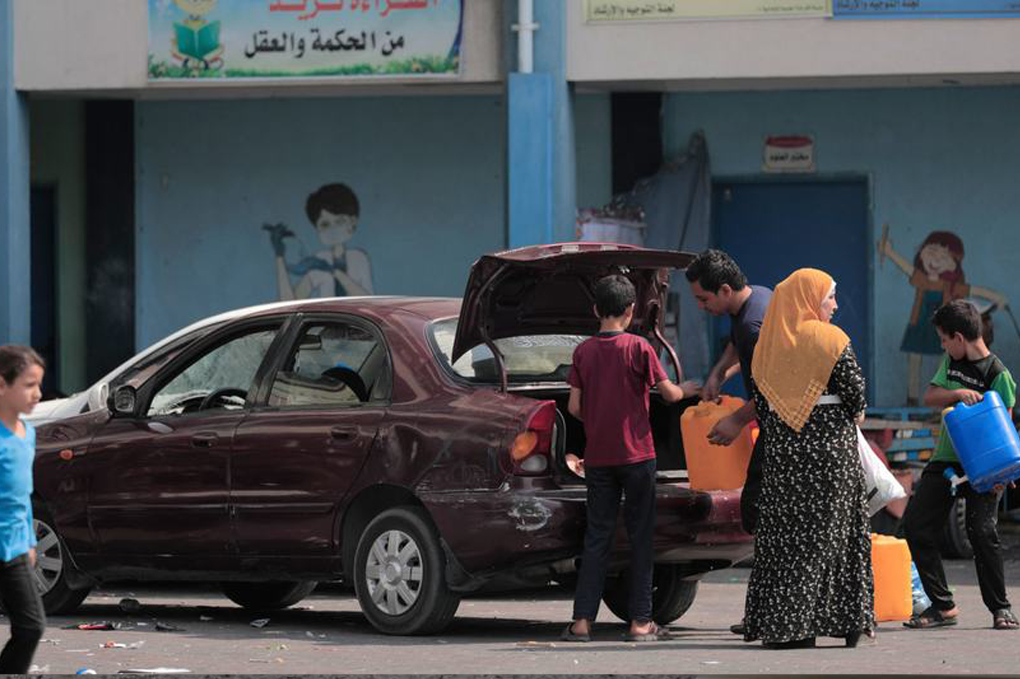 A palestinian family loading the trunk of the car.