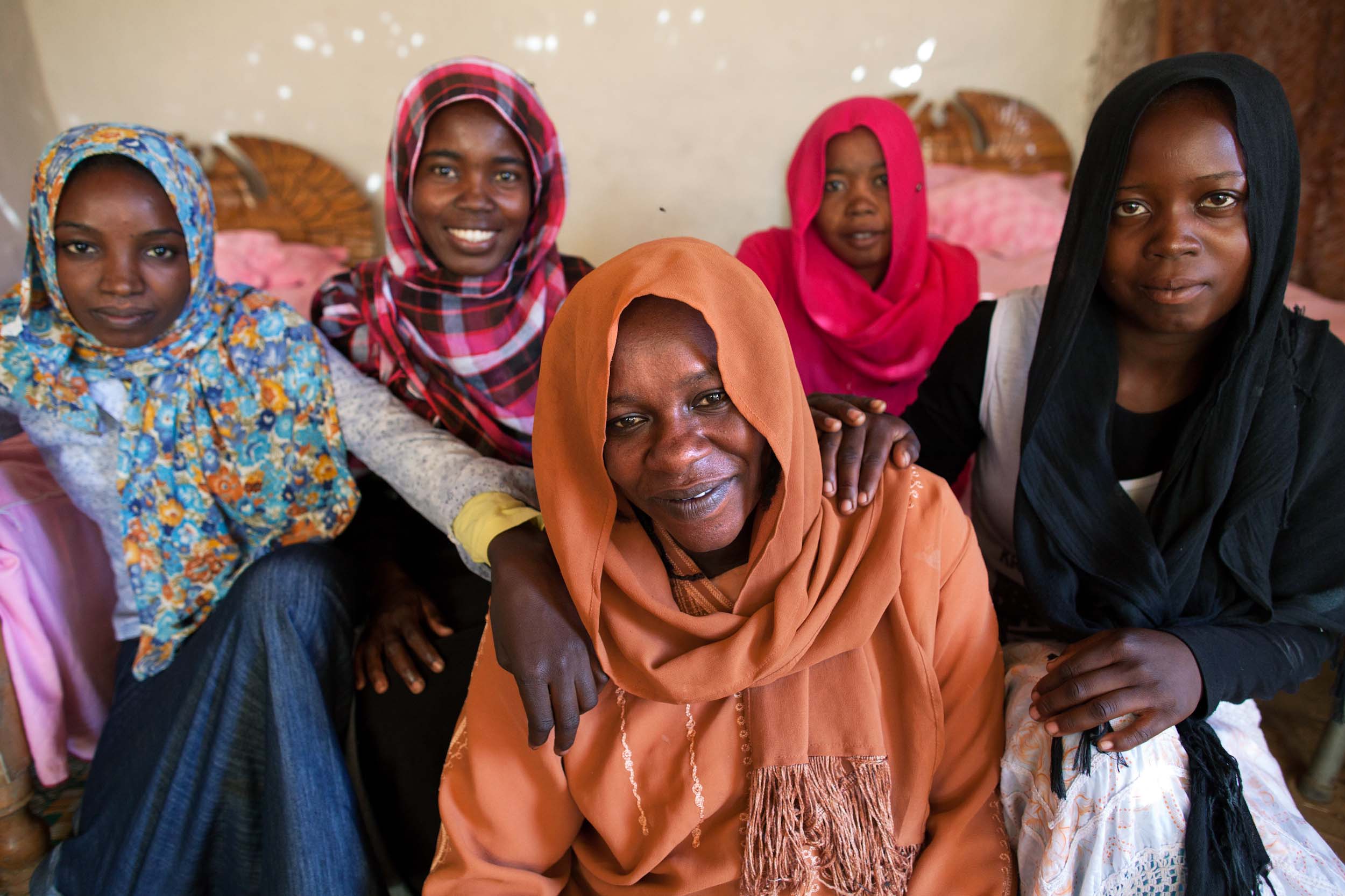 Un groupe de cinq femmes assises