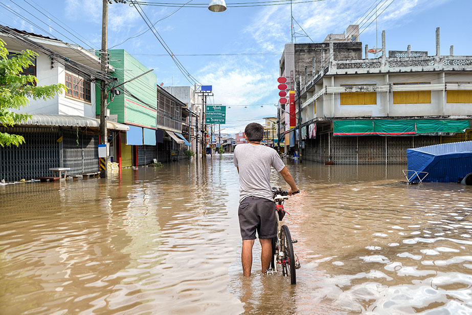 Une route inondée suite à de fortes pluies en Thaïlande.