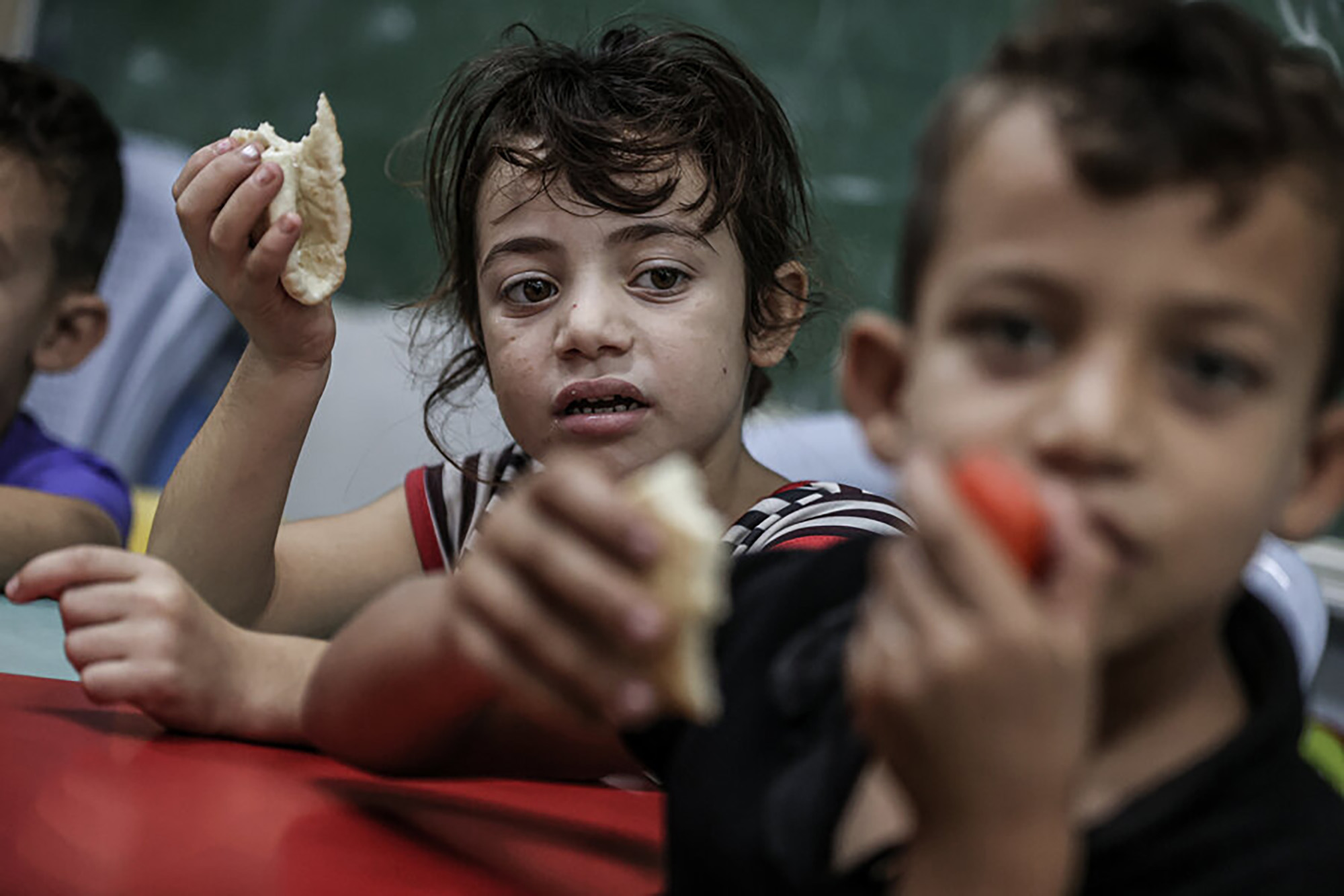 Children in Gaza eating WFP-provided food.