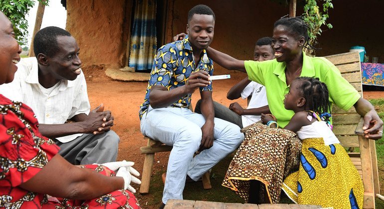 Une famille subit un test de dépistage du VIH à son domicile dans le sud-ouest de la Côte d'Ivoire. 