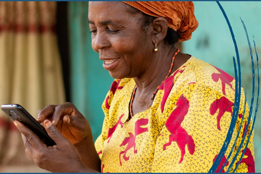 Une femme qui consulte son téléphone.