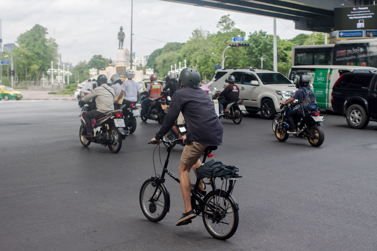 Un groupe de gens sur des deux roues