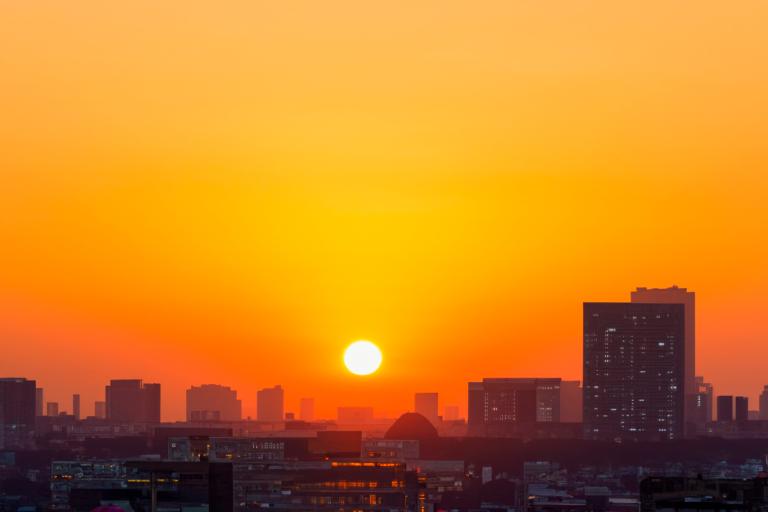 Coucher de soleil sur un environnement urbain.