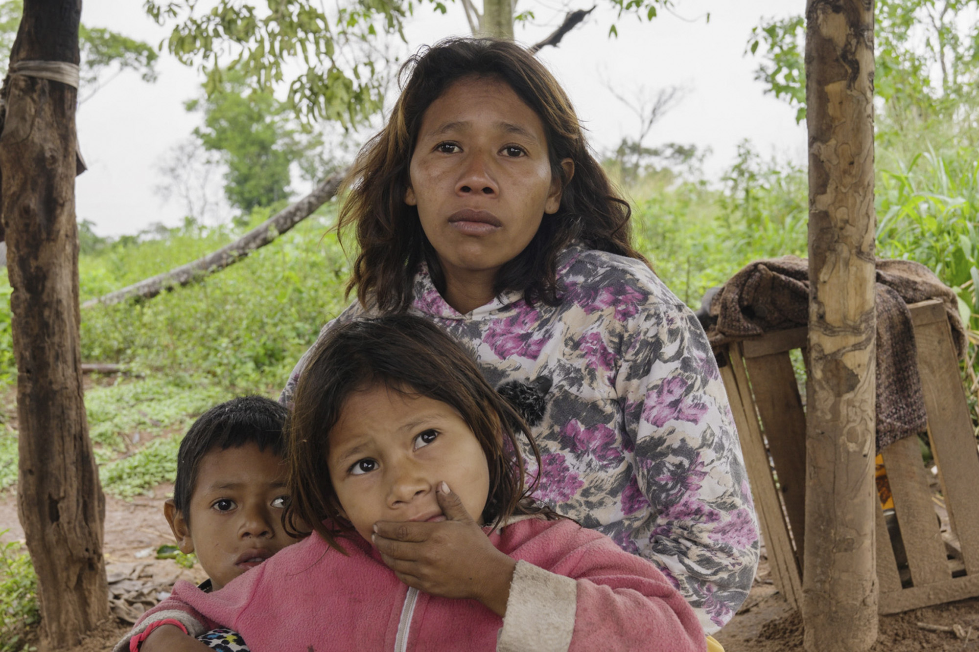 Une femme et ses deux enfants dans une communauté paraguayenne touchée par la déforestation.