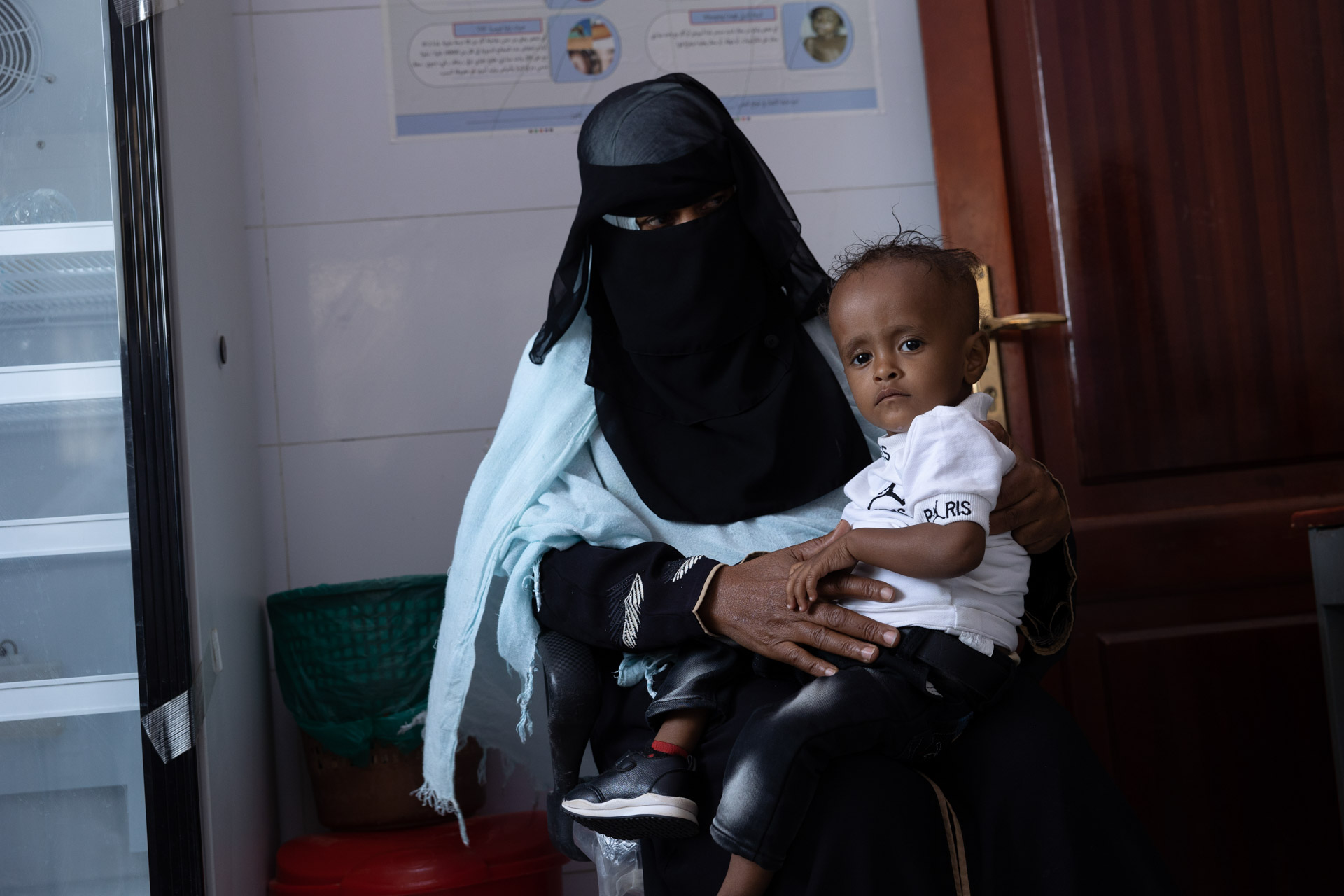 Une femme et son enfant dans un centre de santé