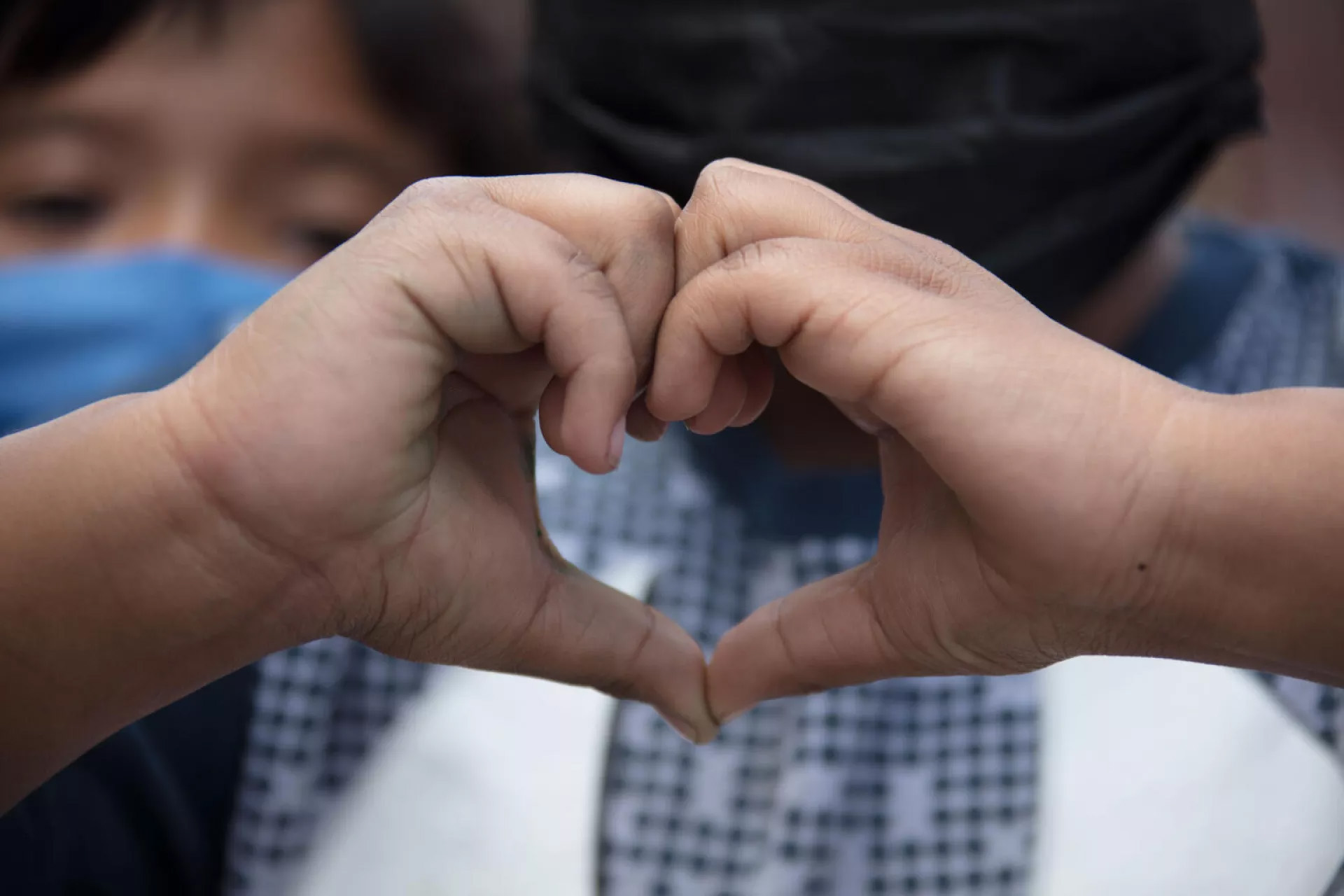 Des enfants joignent leurs mains pour former un coeur