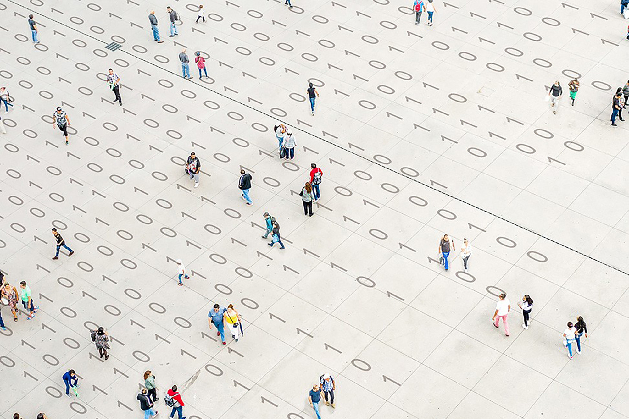 Photomontage d'une foule marchant sur un code binaire.