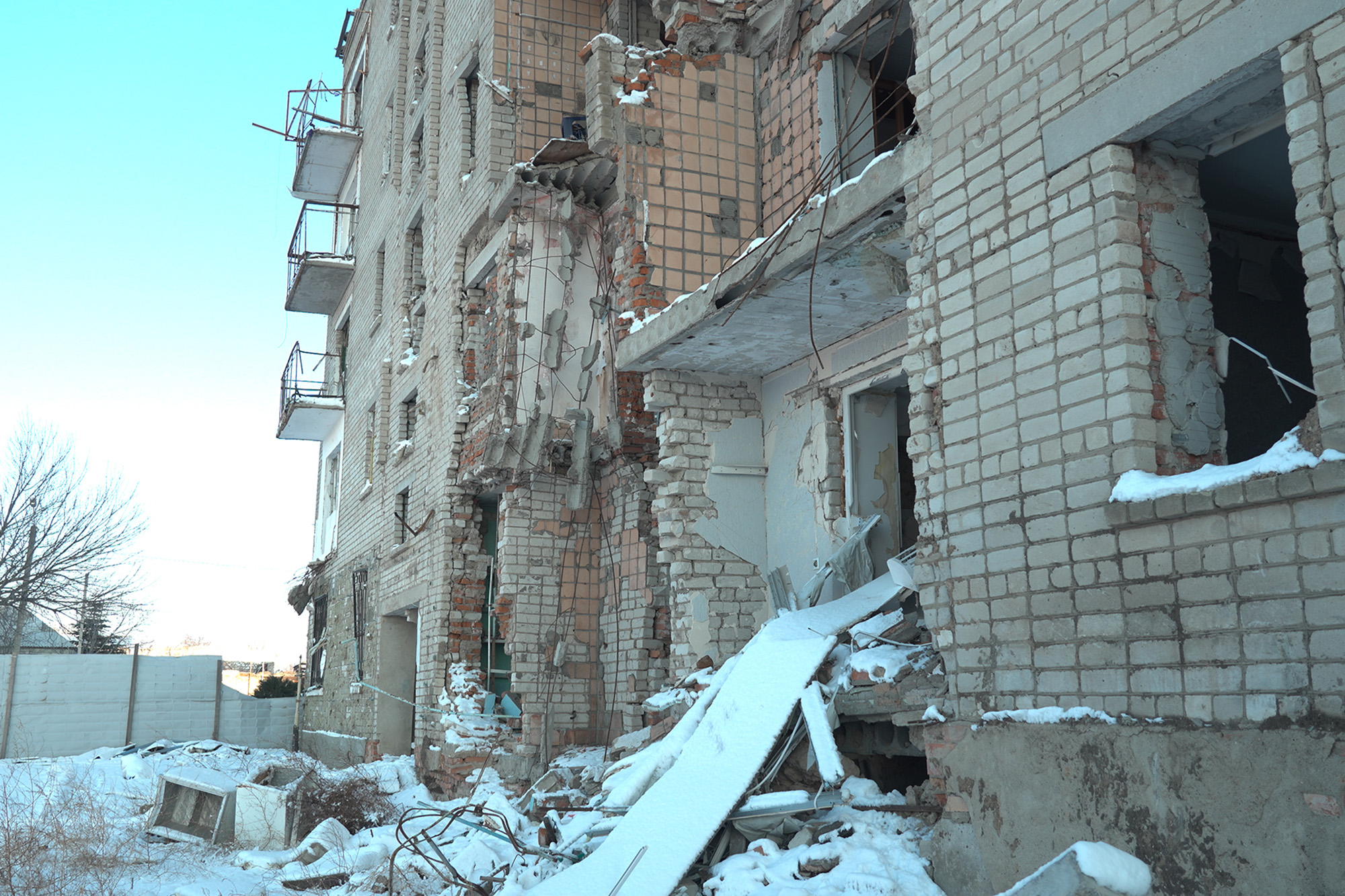 Un bâtiment à moitié effondré dans la ville ukrainienne de Voznesenk.