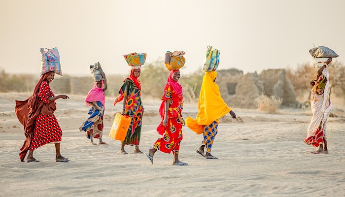 Un groupe de femmes en tenue colorée en train de marcher