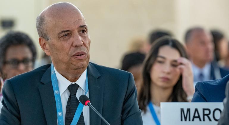 Le Représentant permanent du Maroc auprès des Nations Unies à Genève devant un micro